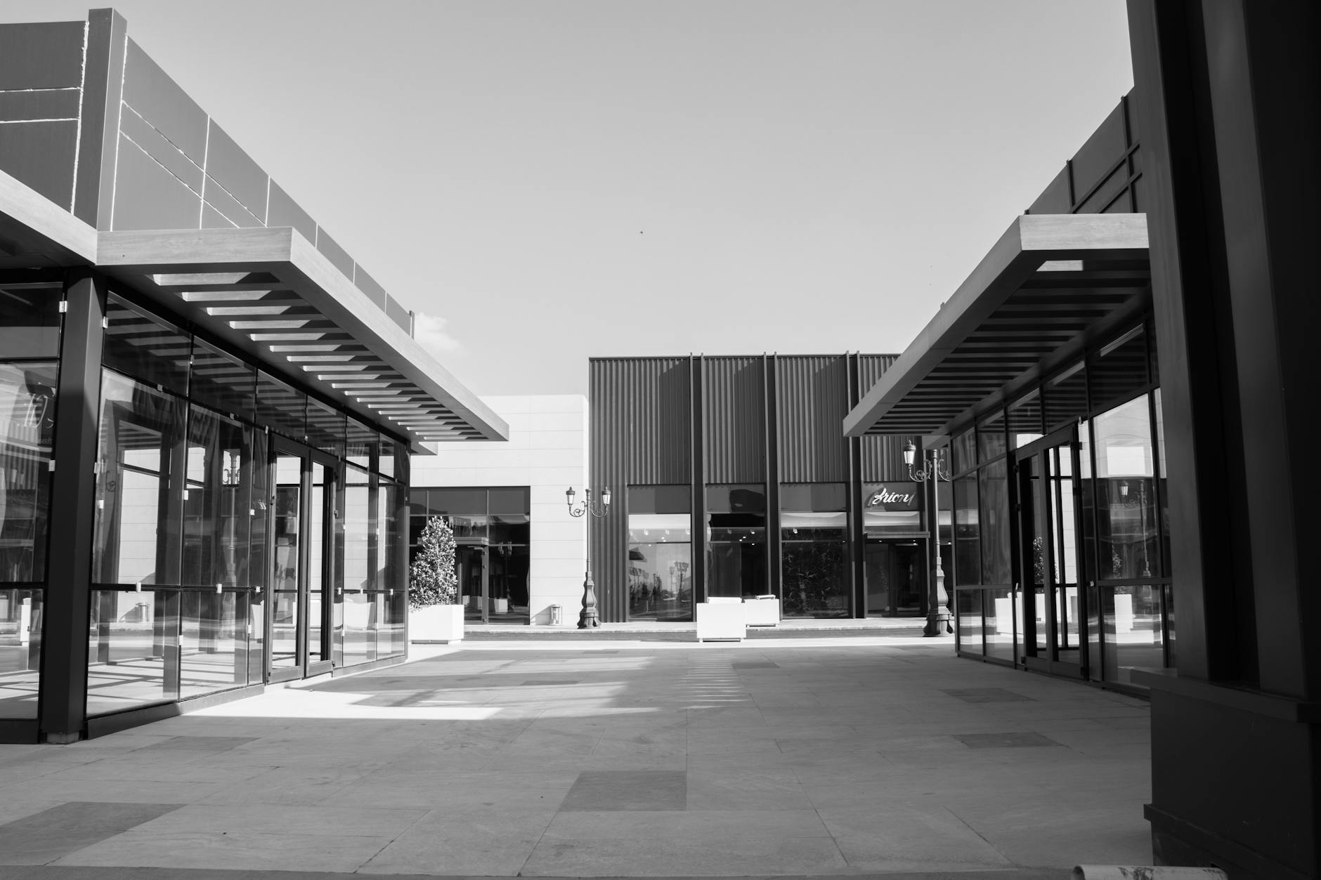 Luxury open-air shopping plaza, Oakbrook Center corporate district